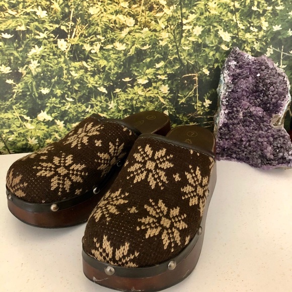 VTG Snowflake Knit Clogs - Picture 2 of 5